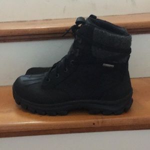 Men’s Timberland boots w/ flannel accent. Size 9.5